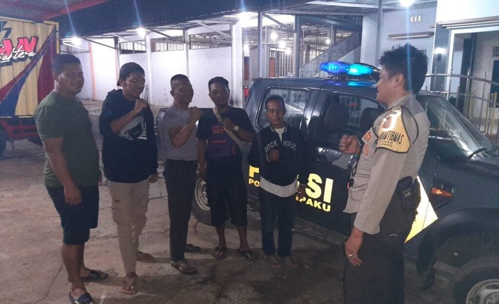 Humanis, Polsek Cipaku Polres Ciamis Patroli Dialogis ke Pemukiman Warga Saat Malam Hari