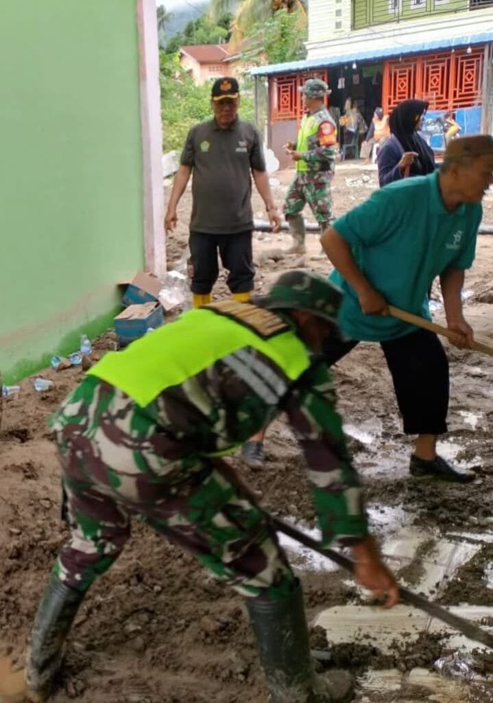 Babinsa Bersama Masyarakat Gotong Royong Bersih-Bersih Tempat Ibadah Dalam Masjid Pasca Banjir Desa Rikit