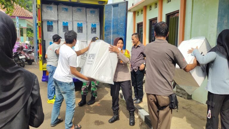 Ops Mantap Praja, Polsek Kawali Polres Ciamis Amankan Gudang Logistik di PPK Jelang Pencoblosan