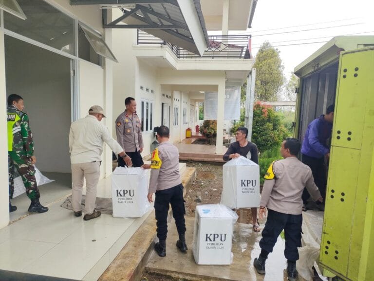 Polsek Cugenang Distribusikan Logistik Pilkada 2024