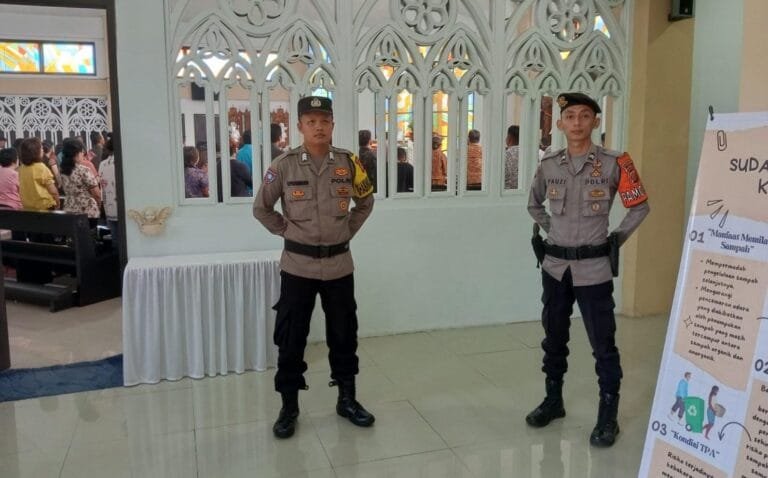 Dua Personel Polres Ciamis Siagakan Personel di Gereja Katolik Santo Yohanes Pembabtis Ciamis