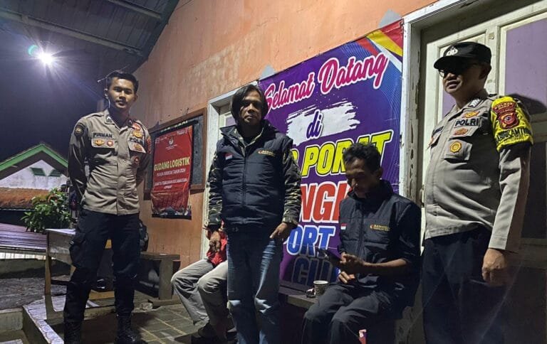 Humanis, Polsek Cipaku Polres Ciamis Patroli Dialogis ke Pemukiman Warga Saat Malam Hari