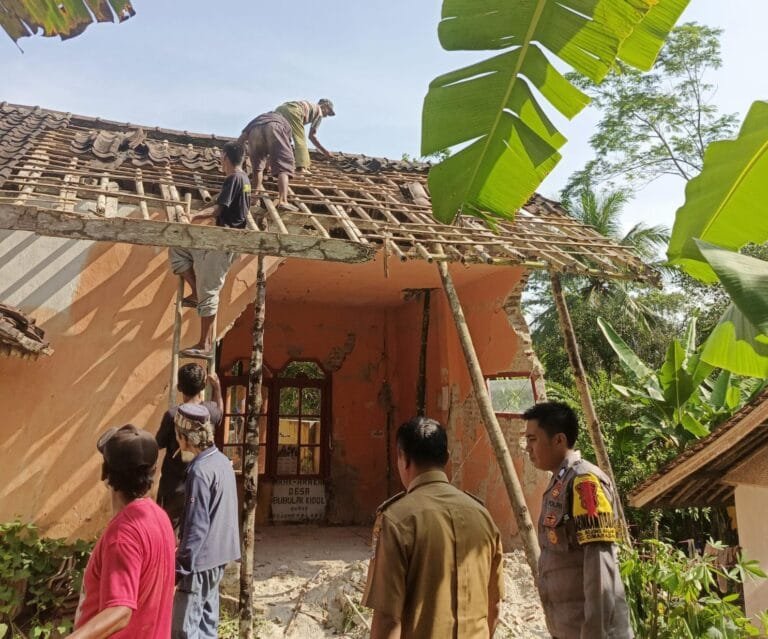 Humanis, Polsek Cimaragas Polres Ciamis Datangi TKP Tembok Rumah Ambruk Dihantam Hujan Deras