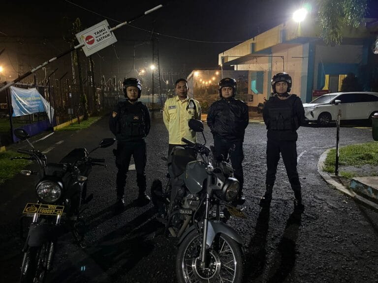 Humanis, Pasukan Patroli Roda 2 Samapta Polres Ciamis Beri Imbauan ke Warga di Gardu Induk PLN