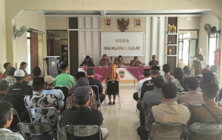 Soliditas TNI-Polri, Polsek Cisaga Hadiri Pelantikan Perangkat Desa Bangunharja