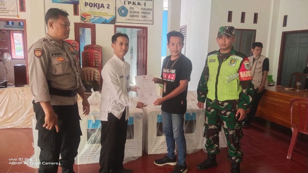 Polsek Lakbok Beri Pengamanan Distribusi Logistik Pilkada Tingkat PPK Purwadadi ke PPS