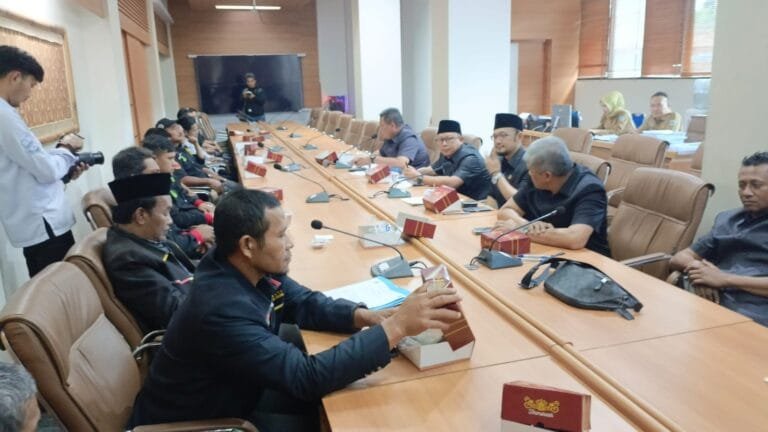 Pelesetkan Gelar SAg, LSM Perkara gelar Audensi Luqi Sa’adillah Farindani Anggota DPRD Garut Akhirnya Minta Maaf