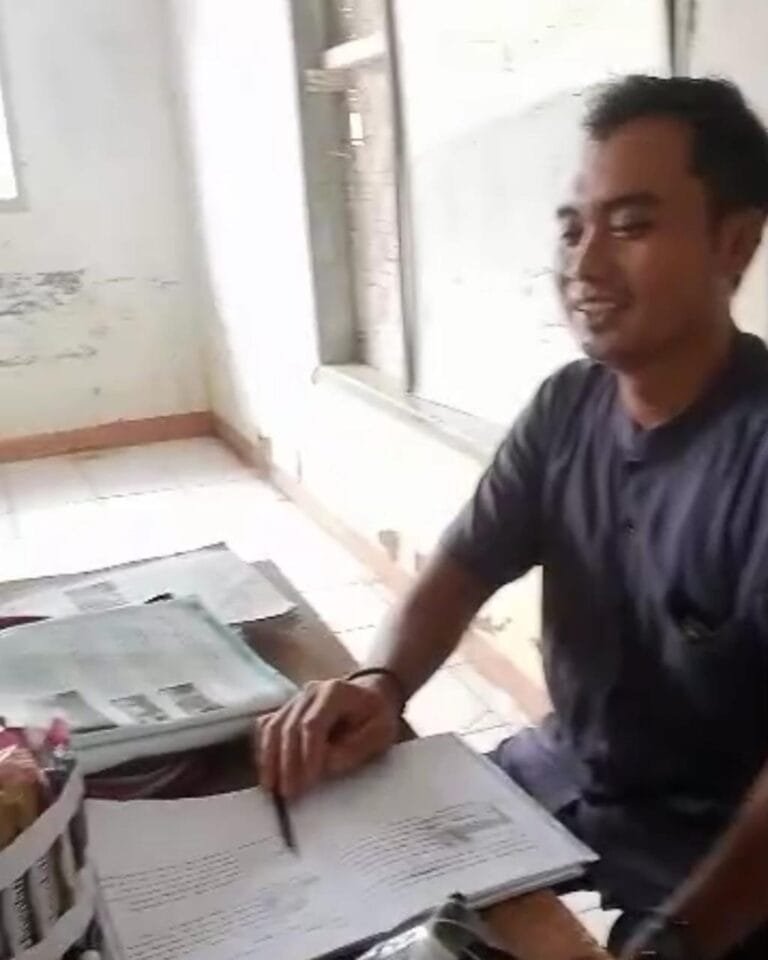 Seorang Guru di Bungbulang Kaget Terharu Saat Menerima  Kado Hari Guru Dari Muridnya.