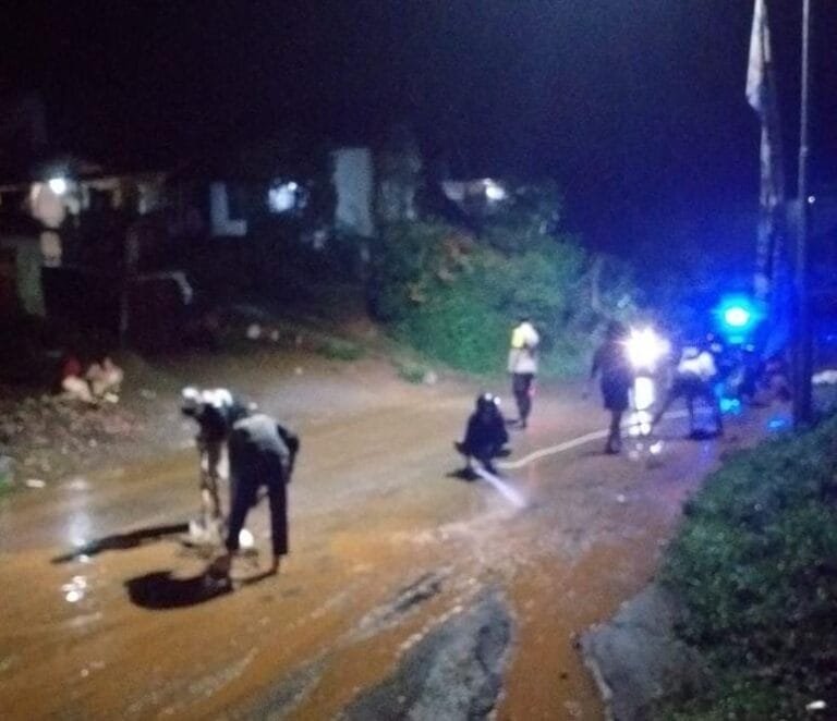 Polsek Cibiuk Bersihkan Jalan dari Lumpur