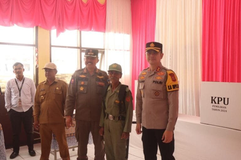 Kapolres Garut Cek TPS untuk Pastikan Pilkada Aman dan Kondusif