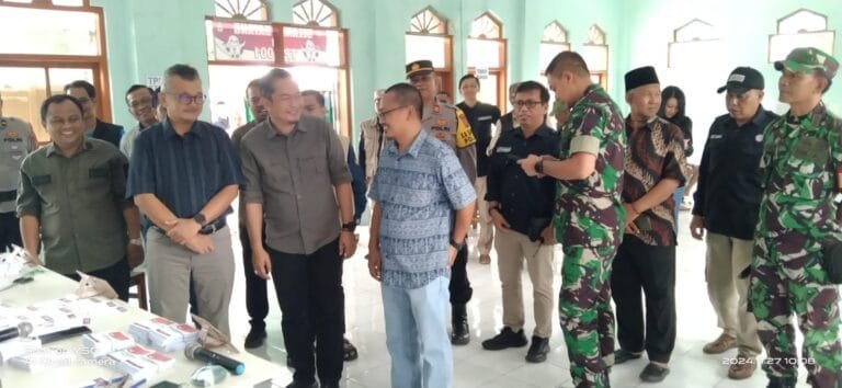 Kapolsek Pamarican Dampingi Forkopimda Ciamis Cek Proses Pungut dan Hitung di TPS