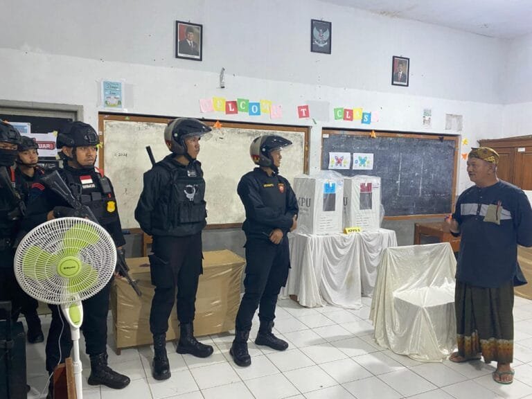 Pastikan Pilkada Berjalan Lancar, Satgas Preventif Polres Ciamis Datangi TPS di Linggasari Ciamis