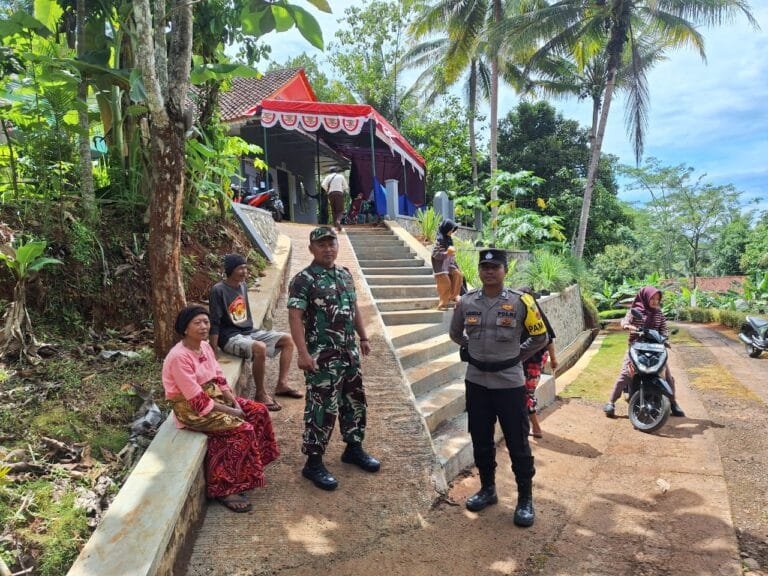 Polsek Sukadana Awasi Proses Pungut dan Hitung Suara Pilkada Serentak di Lima TPS Desa Salakaria