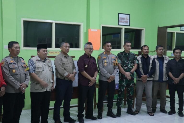 Pastikan Siap Menggelar Pilkada Serentak, Kapolres dan Forkopimda Ciamis Datangi TPS di Cisaga