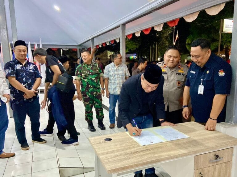 Wakapolres Ciamis Hadiri Penandatangan Berita Acara Malam Sebelum Pencoblosan