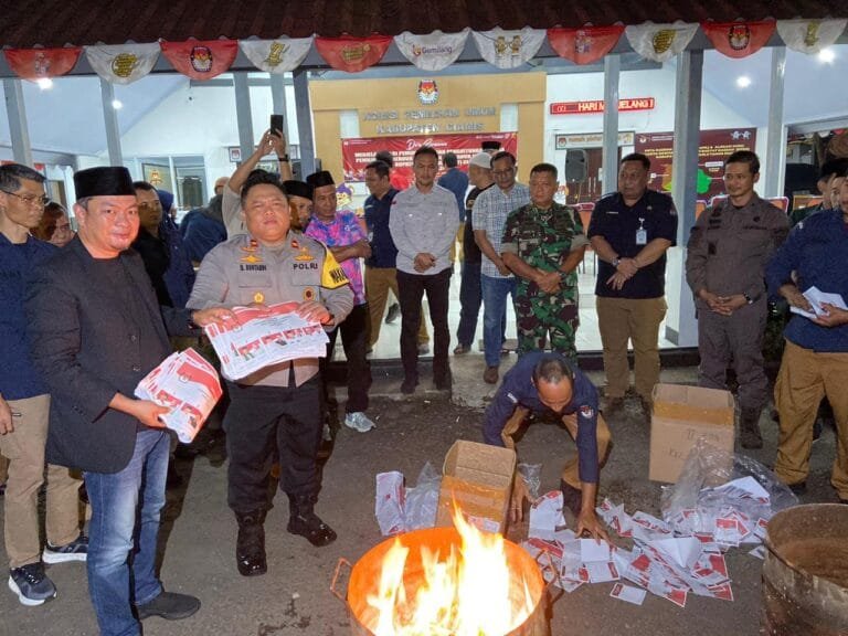 Wakapolres Ciamis Ikut Musnahkan Surat Suara Rusak Pilkada Serentak 2024 di Kantor KPU Ciamis