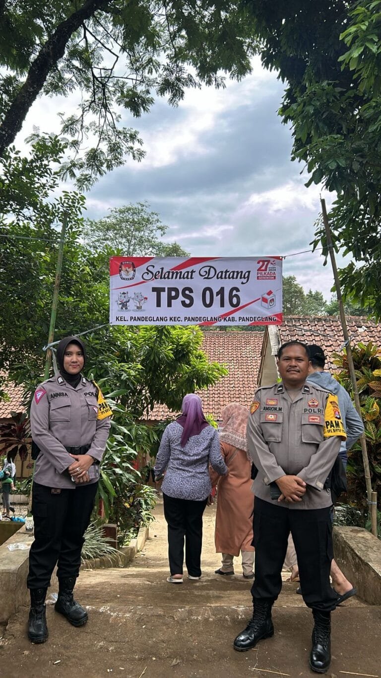 Pengamanan TPS Pilkada 2024, Polwan Polres Pandeglang Turun Langsung ke Lapangan