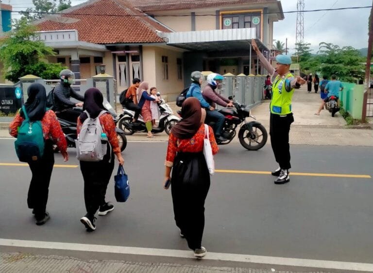 Pelayanan Masyarakat, Polsek Cipaku Polres Ciamis Bantu Anak Sekolah Menyebrang di Jalur Padat