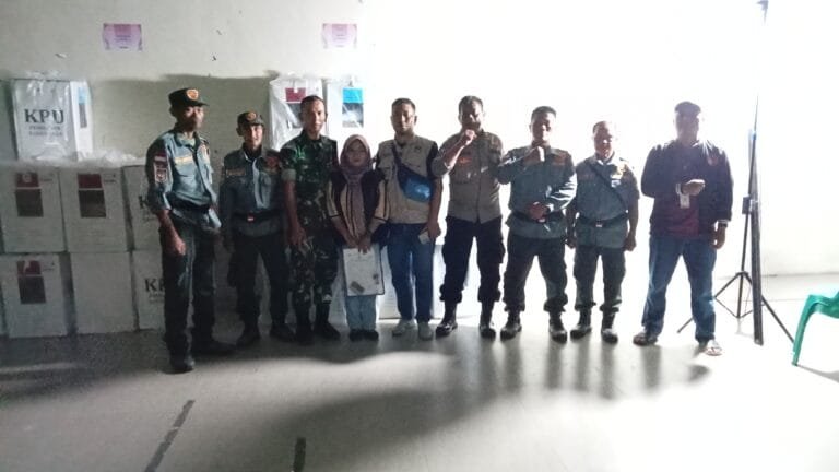 Polsek Banjarsari Polres Ciamis Awasi Penarikan Logistik Pilkada Tingkat PPS ke PPK Banjaranyar