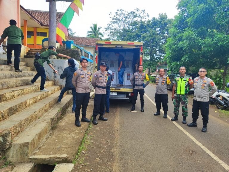 Personel Polres Ciamis Pengamanan Penarikan Logistik Pilkada Tingkat PPS ke PPK di Kec, Cipaku