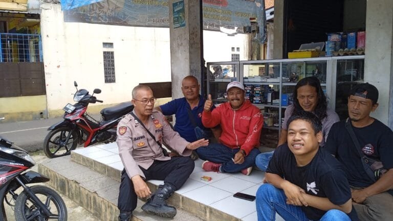 Jaga Kondusifitas Pasca Pencoblosan, Personel Polsek Rancah Polres Ciamis Cooling System ke Warga