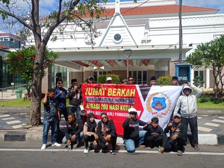 Jum’at Berkah Aliansi Madura Indonesia Berbagi 200 Nasi Kotak di Surabaya