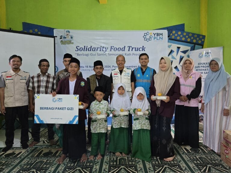 UP3 Tasikmalaya Solidarity Food Truck YBM PLN berkolaborasi bersama Srikandi Menjejakan Manfaat di Pondok Pesantren Annur, Nangelasari