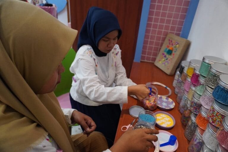 PLN Sabet Penghargaan Platinum di ISDA Awards melalui Program UMKM Pulas Katumbri “From Disability To Artability”