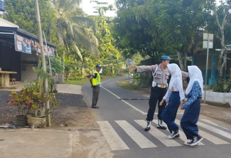 Pelayanan Masyarakat, Polsek Sukadana Polres Ciamis Bantu Anak Menyebrang di Area Sekolah