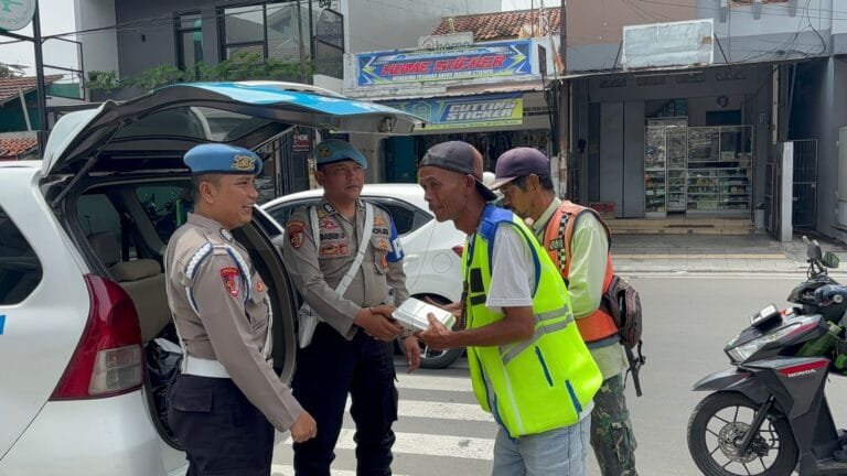 Baksos Si Propam Polres Garut, Berikan Bantuan Kepada Orang Kurang Mampu
