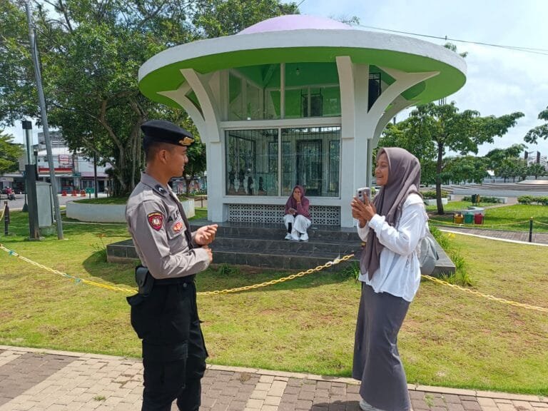 Dua Personel Samapta Polres Ciamis Patroli Jalan Kaki di Alun Alun Ciamis Beri Imbauan Kamtibmas