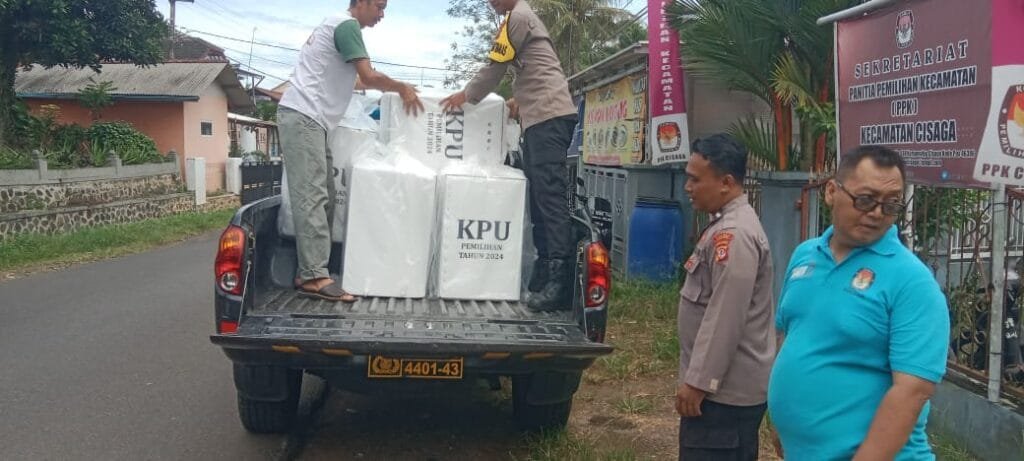 Polsek Cisaga Polres Ciamis Amankan Proses Pergeseran Logistik ke Lokasi Rekapitulasi Tingkat PPK
