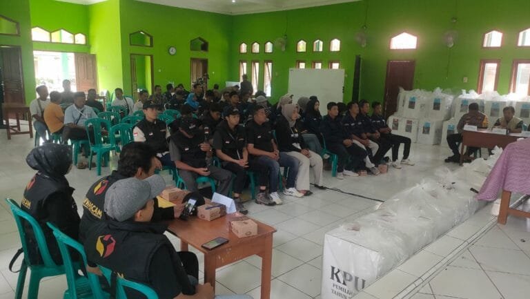 Kapolsek Sukadana Datang ke Proses Rapat Pleno Rekapitulasi Hasil Pilkada 2024 di Tingkat PPK