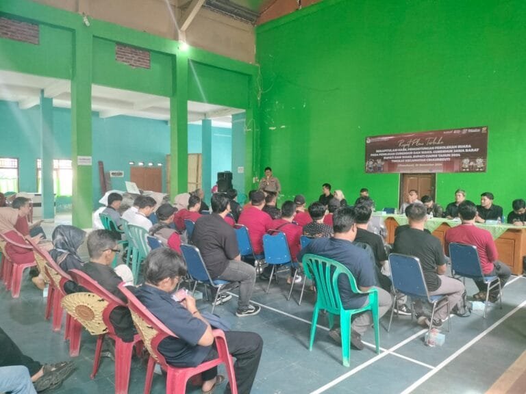 Kapolsek Cihaurbeuti Awasi Proses Rapat Pleno Rekapitulasi Hasil Pilkada 2024 di Tingkat PPK