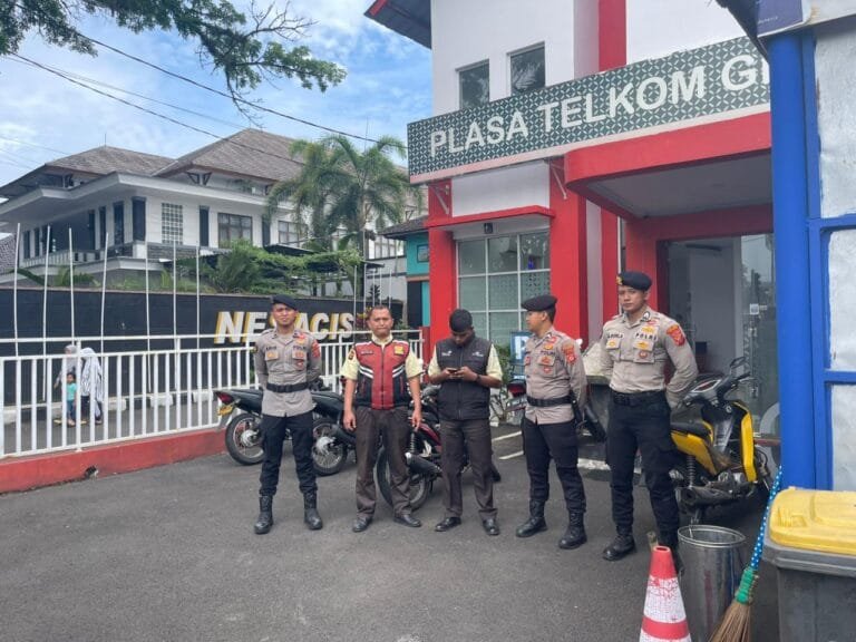 Humanis, Pasukan Patroli Roda 2 Samapta Polres Ciamis Beri Imbauan ke Warga di Plasa Telkom