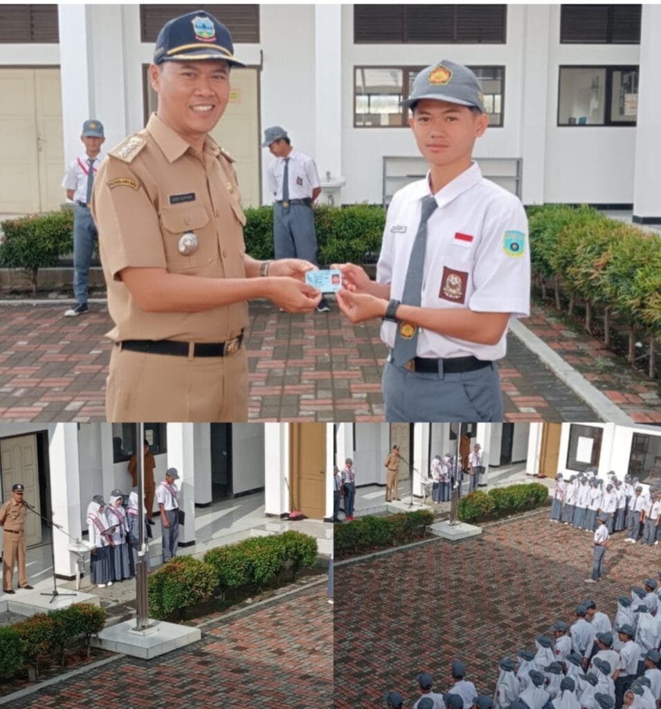 Penyerahan KTP Elektronik Kepada Siswa/Siswi SMK IT AS Syarif.