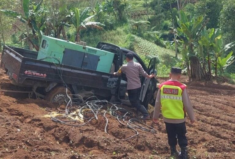 Polsek Banjarwangi Cek TKP Kecelakaan Tunggal Mobil Pickup