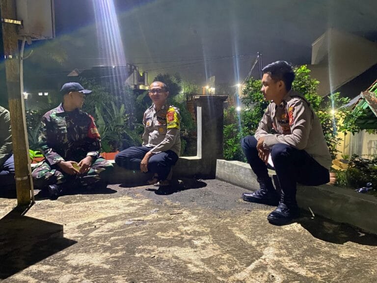 Humanis, Polsek Cipaku Polres Ciamis Patroli Dialogis ke Pemukiman Warga Saat Malam Hari