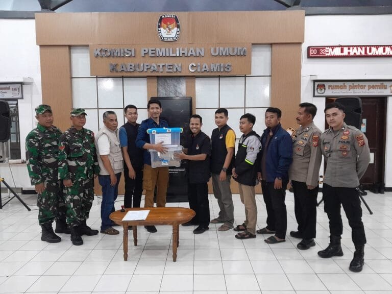 Polres Ciamis Pengamanan Pergeseran Logistik Pasca Pleno Tingkat PPK Pamarican ke KPU Ciamis