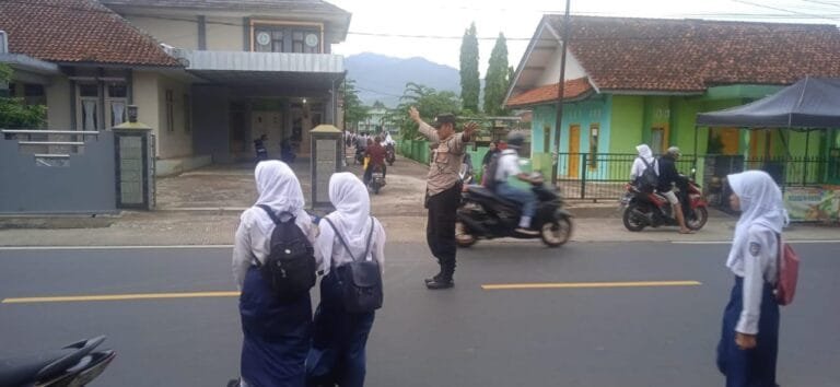 Pelayanan Masyarakat, Polsek Cipaku Polres Ciamis Bantu Anak Sekolah Menyebrang di Jalur Padat