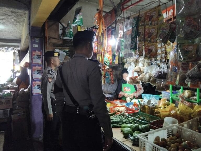Satuan Samapta Polres Ciamis Keliling Pasar Imbanagara Ciamis Cek Harga Bahan Pokok dan Stok