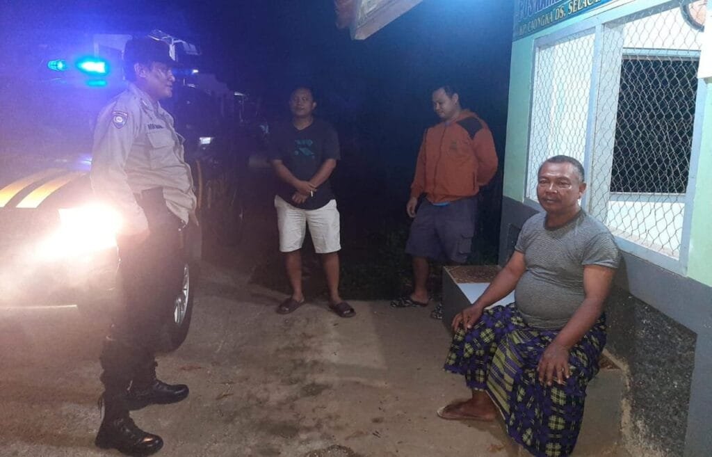 Humanis, Polsek Cipaku Polres Ciamis Patroli Dialogis ke Pemukiman Warga Saat Malam Hari