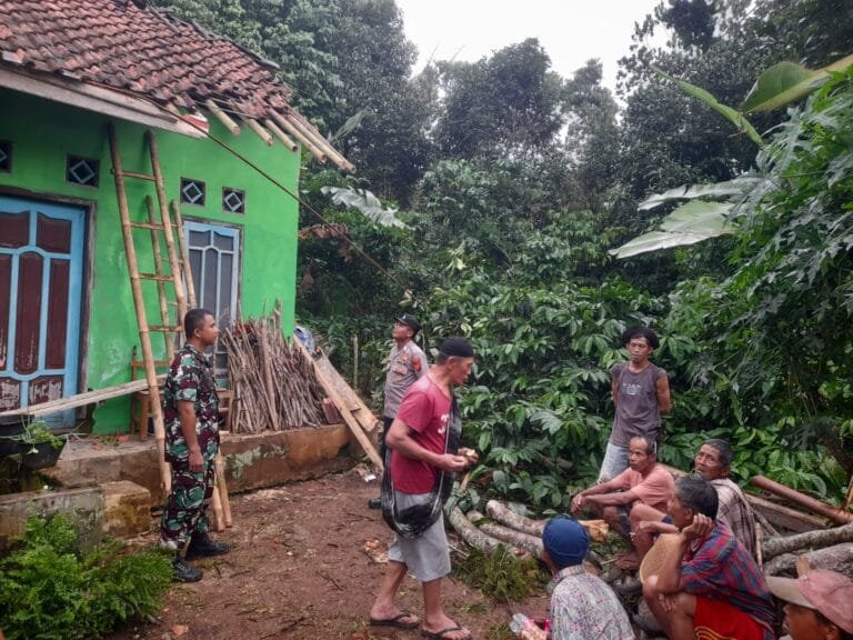 Personel Polsek Rancah Datangi TKP Pohon Tumbang Menimpa Rumah di Kawunglarang