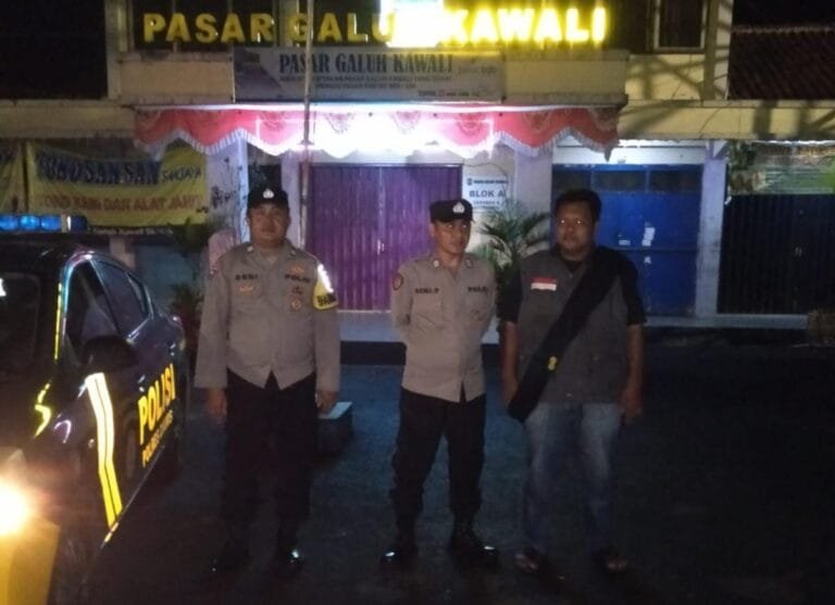 Berikan Rasa Aman, Personel Polsek Kawali Polres Ciamis Patroli Dialogis di Malam Hari