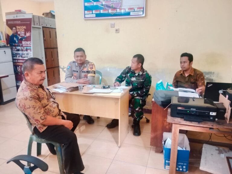 Soliditas TNI-Polri, Polsek Sukadana dan Koramil Rajadesa Cooling System ke Warga Bunter