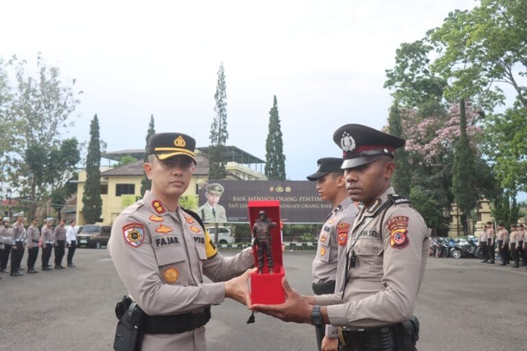 Kapolres Garut Berikan Penghargaan Kepada Personel Berprestasi