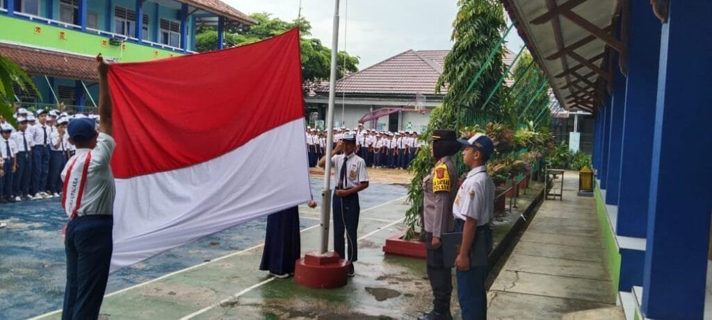 Humanis, Kapolsek Kawali Polres Ciamis Datang ke SMPN 1 Kawali Beri Pembinaan Saat Upacara Bendera