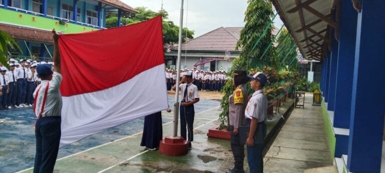 Humanis, Kapolsek Kawali Polres Ciamis Datang ke SMPN 1 Kawali Beri Pembinaan Saat Upacara Bendera