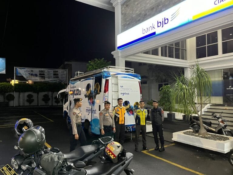 Humanis, Pasukan Patroli Roda 2 Samapta Polres Ciamis Beri Imbauan ke Obvit Perbankan