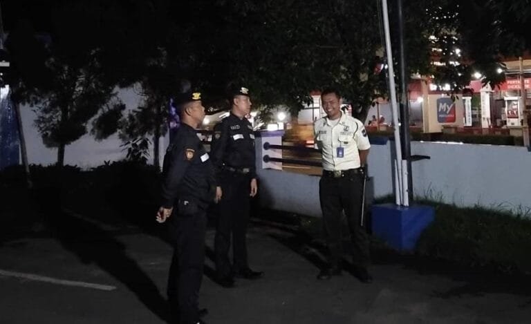 Anggota Samapta Polres Ciamis Koorkom dan Patroli Kamribmas ke Perbankan di Malam Hari